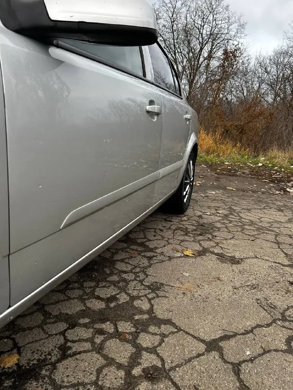 Продам opel astra h 2007г выпуска пробег 270 тыс - климат контроль - круиз контроль - abs - esp - стеклоподъемники - подогрев сидений и всевозможные механические регулировки. - электро регулировка зеркал с подогревом. - датчик света и дождя. - адаптивная подвеска. - два ключа. коробка механика простая штатная музыка, играет просто заменено масло, новые стойки, тяги стабилизатора машина обслужена, сел поехал донецк цена:445 торг +79495157223 александр - фотография - 6