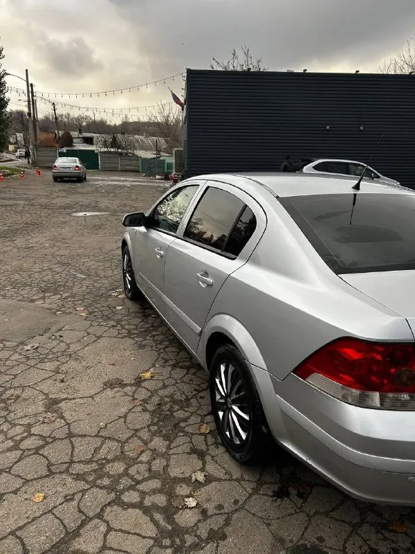 Продам opel astra h 2007г выпуска пробег 270 тыс - климат контроль - круиз контроль - abs - esp - стеклоподъемники - подогрев сидений и всевозможные механические регулировки. - электро регулировка зеркал с подогревом. - датчик света и дождя. - адаптивная подвеска. - два ключа. коробка механика простая штатная музыка, играет просто заменено масло, новые стойки, тяги стабилизатора машина обслужена, сел поехал донецк цена:445 торг +79495157223 александр - фотография - 7