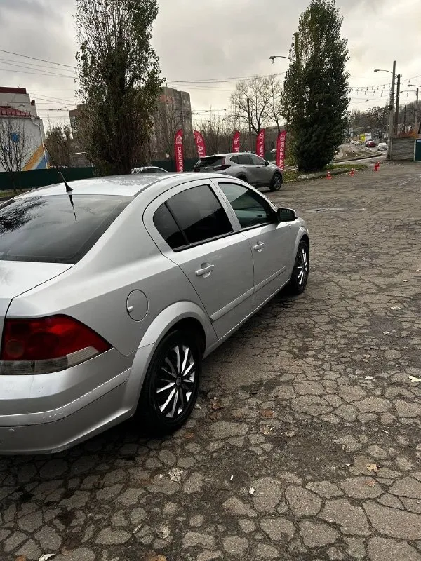 Продам opel astra h 2007г выпуска пробег 270 тыс - климат контроль - круиз контроль - abs - esp - стеклоподъемники - подогрев сидений и всевозможные механические регулировки. - электро регулировка зеркал с подогревом. - датчик света и дождя. - адаптивная подвеска. - два ключа. коробка механика простая штатная музыка, играет просто заменено масло, новые стойки, тяги стабилизатора машина обслужена, сел поехал донецк цена:445 торг +79495157223 александр - фотография - 8