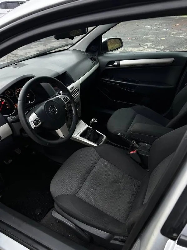 Продам opel astra h 2007г выпуска пробег 270 тыс - климат контроль - круиз контроль - abs - esp - стеклоподъемники - подогрев сидений и всевозможные механические регулировки. - электро регулировка зеркал с подогревом. - датчик света и дождя. - адаптивная подвеска. - два ключа. коробка механика простая штатная музыка, играет просто заменено масло, новые стойки, тяги стабилизатора машина обслужена, сел поехал донецк цена:445 торг +79495157223 александр - фотография - 9