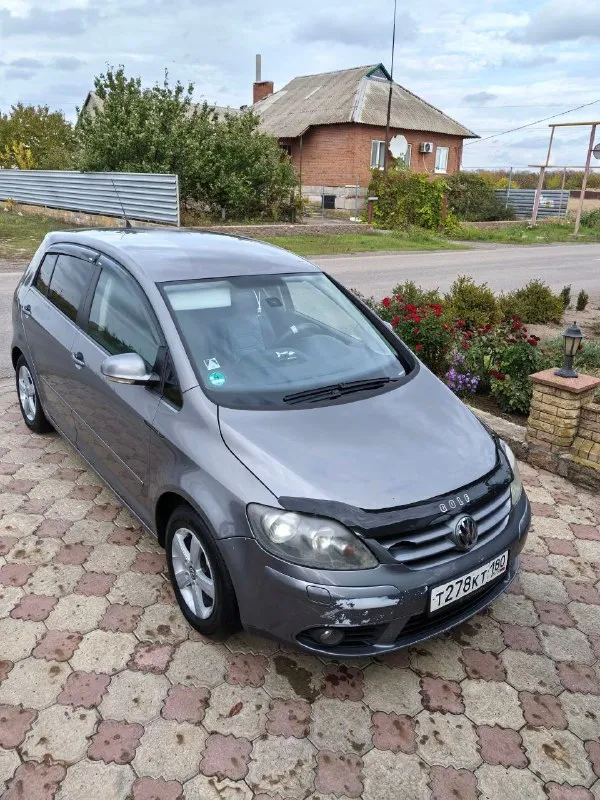 Продам vw golf plus - 550000 руб. т.79495928779. год выпуска: 2005, пробег: 179000 км, тип кузова: хэтчбек, количество дверей: 5, цвет: асфальт, коробка передач: автоматическая, тип привода: передний, вид топлива: бензин, объем двигателя: 1 598 см³ лакокрасочное покрытие: следы эксплуатации ( царапины, сколы, собственник- девушка. ... ... ) техническое состояние: первый владелец, гаражное хранение. комфорт: климат контроль, круиз контроль, электропакет, эл. стеклоподъемники, омыватель фар, подогрев зеркал, подогрев сидений, датчик света, бортовой компьютер, парктроник, усилитель руля, датчик дождя мультимедиа: акустика, aux, bluetooth, система навигации gps, usb безопасность: abs, подушка безопасности (airbag), центральный замок, esp, иммобилайзер, сигнализация. пригнана с германии. - фотография - 1