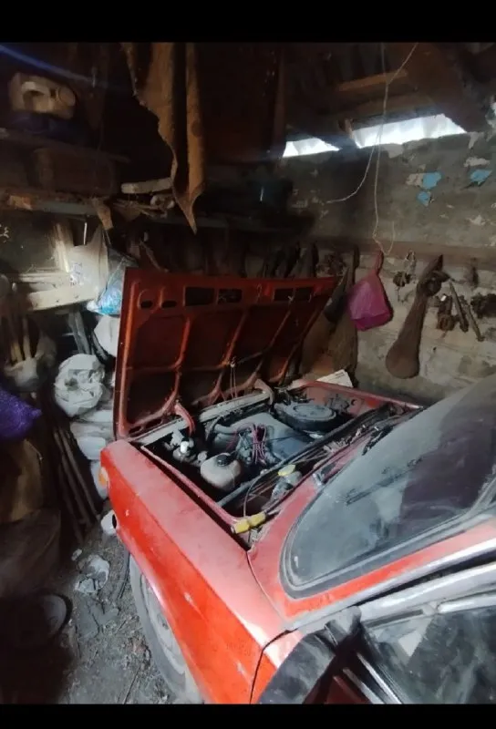 Обмен на советский мот, ваз 2103. самовывоз. расцениваю авто на 20-15к. раньше ездила на подсосе, т. е нужно чистить карб и заниматься мотором вообщем, так же стартер вообщем крутит(пробовал на плохом аккуме) нужен естественно аккум. желательно поменять рулевой редуктор, + бака там нет, сделано под канистру, салон имеется доки ссср номера тоже пороги гниловаты немного, так корпус ещё походит закрываются все двери кроме водительской находится с. пархоменко чтобы связаться тг +79595004220 📞 звоните: +7(959)5004220 - фотография - 5