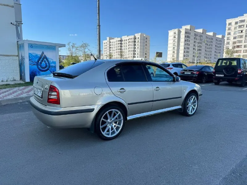 Продам skoda octavia tour 2006г 1,9 tdi, пробег 195000 км, 1 хозяин по птс, машина реально в идеальном состоянии, вложено много сил и денег, обслужена до мелочей. сделано большое то: заменены тормозные диски и колодки, фирмы trw, заменен комплект грм gates, с помпой hepu, заменены свечи накала фирмы beru оригинал и проводка на свечи накала, замена масла aral каждые 7-8 тыс и все фильтра. экология вся на месте. установлен дорогой акб agm exide ek 700, установлен качественный свет, в птф biled модули optima, в фарах дорогие led лампы stellar. по салону, перешит потолок, перешиты дверные карты, перешит руль, новые дорогие накидки на сиденья установлена дорогая музыка. заменено новое лобовое, так как оригинальное было с трещиной и отпесочено, (смогу показать) стоит оригинальный съемный фаркоп. производился космический окрас бамперов и порогов новая зима hakkapeliitta 9 на дисках seat r16 новые летние диски r18 на хорошей резине. в машине всегда всё дела 📲 tg: @mrpl1991_avto 📞 звоните: +7(949)7057696 - фотография - 4