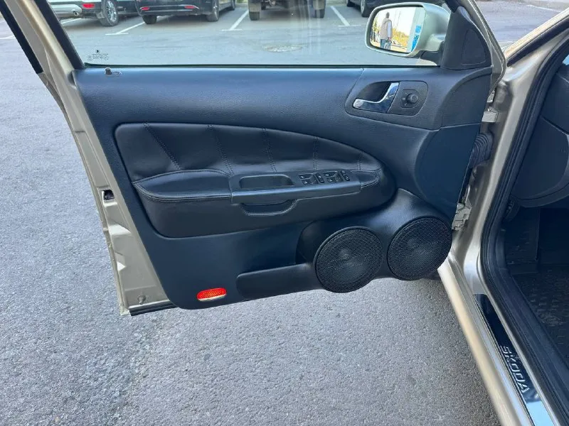 Продам skoda octavia tour 2006г 1,9 tdi, пробег 195000 км, 1 хозяин по птс, машина реально в идеальном состоянии, вложено много сил и денег, обслужена до мелочей. сделано большое то: заменены тормозные диски и колодки, фирмы trw, заменен комплект грм gates, с помпой hepu, заменены свечи накала фирмы beru оригинал и проводка на свечи накала, замена масла aral каждые 7-8 тыс и все фильтра. экология вся на месте. установлен дорогой акб agm exide ek 700, установлен качественный свет, в птф biled модули optima, в фарах дорогие led лампы stellar. по салону, перешит потолок, перешиты дверные карты, перешит руль, новые дорогие накидки на сиденья установлена дорогая музыка. заменено новое лобовое, так как оригинальное было с трещиной и отпесочено, (смогу показать) стоит оригинальный съемный фаркоп. производился космический окрас бамперов и порогов новая зима hakkapeliitta 9 на дисках seat r16 новые летние диски r18 на хорошей резине. в машине всегда всё дела 📲 tg: @mrpl1991_avto 📞 звоните: +7(949)7057696 - фотография - 7