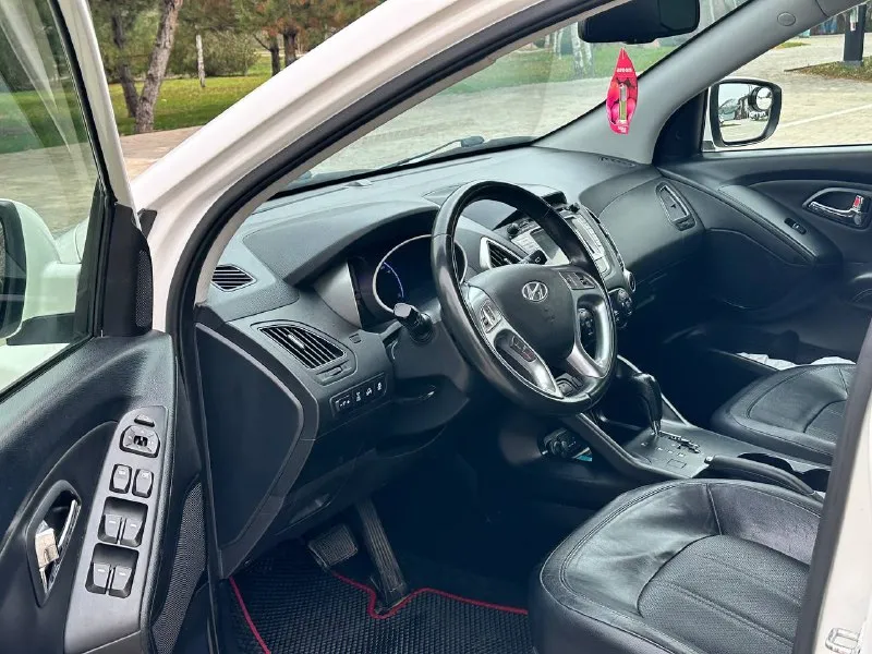 Hyundai ix35 2012год, 4wd автомобиль в отличном состоянии вложений не каких не требует обьем 2.0 бензин, двигатель работает отлично, пробег: 167тыс, км комплектация максимальная круиз контроль подогрев всех сидений кожаный салон панорама полный привод рабочий старт стоп бесключевой доступ, и многое другое с документами полностью порядок цена 1.250.000 +7949-386-25-76 - фотография - 9