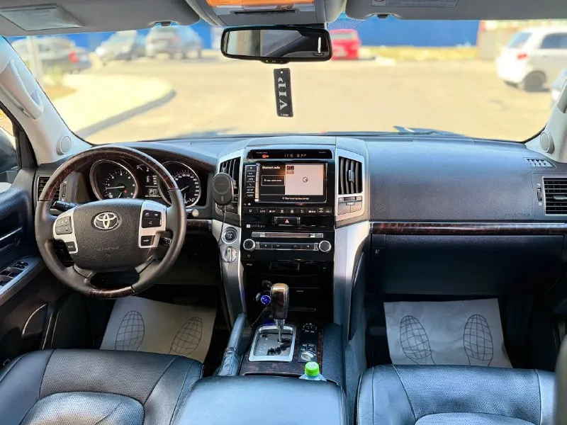 Продается toyota land cruiser 200 (рестайлинг) 2012 года цена: 3,390,000 ₽ основные характеристики: - двигатель: 4.5 дизель - привод: полный - количество мест: 7 -** пробег 245.тысяч - комплектация: максимальная описание: продаю надежный и качественный toyota land cruiser 200, который полностью обслужен и не требует вложений. рама и днище в отличном состоянии, обработаны антикором. в наличии два комплекта колес на дисках машина была в одних руках более трех лет, за все время эксплуатации ни разу не подвела. в автомобиле не курили, за ним тщательно следили и регулярно проводили техническое обслуживание каждые 8 тысяч километров. масло не ест, решена проблема со светом (установлены линзы). дополнительные преимущества: - техническое состояние на высшем уровне, все расходные материалы заменены. - все документы в порядке, готов к оформлению. - сделка возможна через мро для упрощения процесса. +79499100220 89094088898 связь через мессенджеры: telegram, whatsapp - фотография - 10