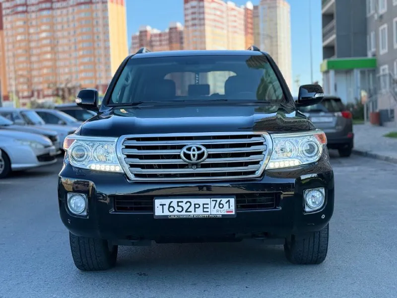 Продается toyota land cruiser 200 (рестайлинг) 2012 года цена: 3,390,000 ₽ основные характеристики: - двигатель: 4.5 дизель - привод: полный - количество мест: 7 -** пробег 245.тысяч - комплектация: максимальная описание: продаю надежный и качественный toyota land cruiser 200, который полностью обслужен и не требует вложений. рама и днище в отличном состоянии, обработаны антикором. в наличии два комплекта колес на дисках машина была в одних руках более трех лет, за все время эксплуатации ни разу не подвела. в автомобиле не курили, за ним тщательно следили и регулярно проводили техническое обслуживание каждые 8 тысяч километров. масло не ест, решена проблема со светом (установлены линзы). дополнительные преимущества: - техническое состояние на высшем уровне, все расходные материалы заменены. - все документы в порядке, готов к оформлению. - сделка возможна через мро для упрощения процесса. +79499100220 89094088898 связь через мессенджеры: telegram, whatsapp - фотография - 2
