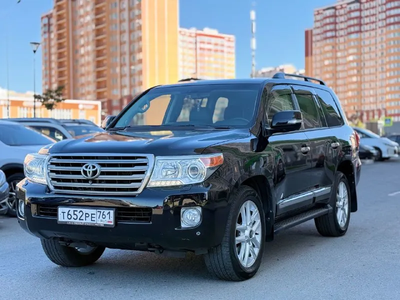 Продается toyota land cruiser 200 (рестайлинг) 2012 года цена: 3,390,000 ₽ основные характеристики: - двигатель: 4.5 дизель - привод: полный - количество мест: 7 -** пробег 245.тысяч - комплектация: максимальная описание: продаю надежный и качественный toyota land cruiser 200, который полностью обслужен и не требует вложений. рама и днище в отличном состоянии, обработаны антикором. в наличии два комплекта колес на дисках машина была в одних руках более трех лет, за все время эксплуатации ни разу не подвела. в автомобиле не курили, за ним тщательно следили и регулярно проводили техническое обслуживание каждые 8 тысяч километров. масло не ест, решена проблема со светом (установлены линзы). дополнительные преимущества: - техническое состояние на высшем уровне, все расходные материалы заменены. - все документы в порядке, готов к оформлению. - сделка возможна через мро для упрощения процесса. +79499100220 89094088898 связь через мессенджеры: telegram, whatsapp - фотография - 3