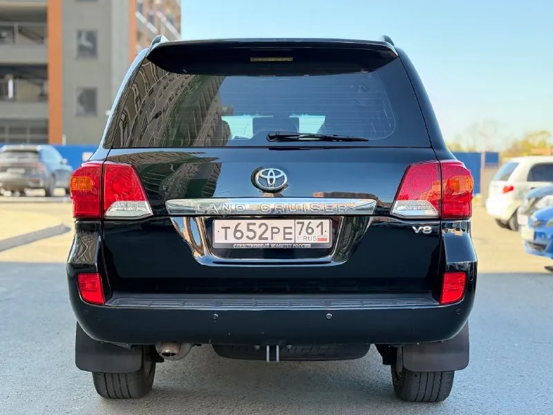 Продается toyota land cruiser 200 (рестайлинг) 2012 года цена: 3,390,000 ₽ основные характеристики: - двигатель: 4.5 дизель - привод: полный - количество мест: 7 -** пробег 245.тысяч - комплектация: максимальная описание: продаю надежный и качественный toyota land cruiser 200, который полностью обслужен и не требует вложений. рама и днище в отличном состоянии, обработаны антикором. в наличии два комплекта колес на дисках машина была в одних руках более трех лет, за все время эксплуатации ни разу не подвела. в автомобиле не курили, за ним тщательно следили и регулярно проводили техническое обслуживание каждые 8 тысяч километров. масло не ест, решена проблема со светом (установлены линзы). дополнительные преимущества: - техническое состояние на высшем уровне, все расходные материалы заменены. - все документы в порядке, готов к оформлению. - сделка возможна через мро для упрощения процесса. +79499100220 89094088898 связь через мессенджеры: telegram, whatsapp - фотография - 4