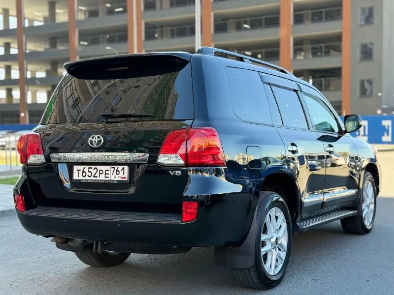 Продается toyota land cruiser 200 (рестайлинг) 2012 года цена: 3,390,000 ₽ основные характеристики: - двигатель: 4.5 дизель - привод: полный - количество мест: 7 -** пробег 245.тысяч - комплектация: максимальная описание: продаю надежный и качественный toyota land cruiser 200, который полностью обслужен и не требует вложений. рама и днище в отличном состоянии, обработаны антикором. в наличии два комплекта колес на дисках машина была в одних руках более трех лет, за все время эксплуатации ни разу не подвела. в автомобиле не курили, за ним тщательно следили и регулярно проводили техническое обслуживание каждые 8 тысяч километров. масло не ест, решена проблема со светом (установлены линзы). дополнительные преимущества: - техническое состояние на высшем уровне, все расходные материалы заменены. - все документы в порядке, готов к оформлению. - сделка возможна через мро для упрощения процесса. +79499100220 89094088898 связь через мессенджеры: telegram, whatsapp - фотография - 5