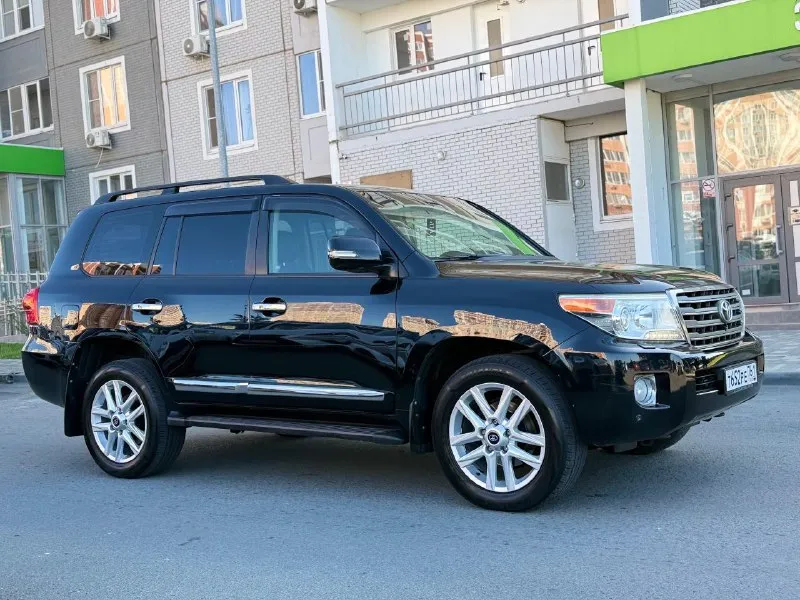 Продается toyota land cruiser 200 (рестайлинг) 2012 года цена: 3,390,000 ₽ основные характеристики: - двигатель: 4.5 дизель - привод: полный - количество мест: 7 -** пробег 245.тысяч - комплектация: максимальная описание: продаю надежный и качественный toyota land cruiser 200, который полностью обслужен и не требует вложений. рама и днище в отличном состоянии, обработаны антикором. в наличии два комплекта колес на дисках машина была в одних руках более трех лет, за все время эксплуатации ни разу не подвела. в автомобиле не курили, за ним тщательно следили и регулярно проводили техническое обслуживание каждые 8 тысяч километров. масло не ест, решена проблема со светом (установлены линзы). дополнительные преимущества: - техническое состояние на высшем уровне, все расходные материалы заменены. - все документы в порядке, готов к оформлению. - сделка возможна через мро для упрощения процесса. +79499100220 89094088898 связь через мессенджеры: telegram, whatsapp - фотография - 6