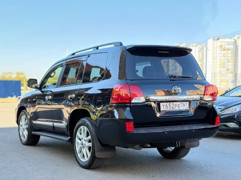 Продается toyota land cruiser 200 (рестайлинг) 2012 года цена: 3,390,000 ₽ основные характеристики: - двигатель: 4.5 дизель - привод: полный - количество мест: 7 -** пробег 245.тысяч - комплектация: максимальная описание: продаю надежный и качественный toyota land cruiser 200, который полностью обслужен и не требует вложений. рама и днище в отличном состоянии, обработаны антикором. в наличии два комплекта колес на дисках машина была в одних руках более трех лет, за все время эксплуатации ни разу не подвела. в автомобиле не курили, за ним тщательно следили и регулярно проводили техническое обслуживание каждые 8 тысяч километров. масло не ест, решена проблема со светом (установлены линзы). дополнительные преимущества: - техническое состояние на высшем уровне, все расходные материалы заменены. - все документы в порядке, готов к оформлению. - сделка возможна через мро для упрощения процесса. +79499100220 89094088898 связь через мессенджеры: telegram, whatsapp - фотография - 9