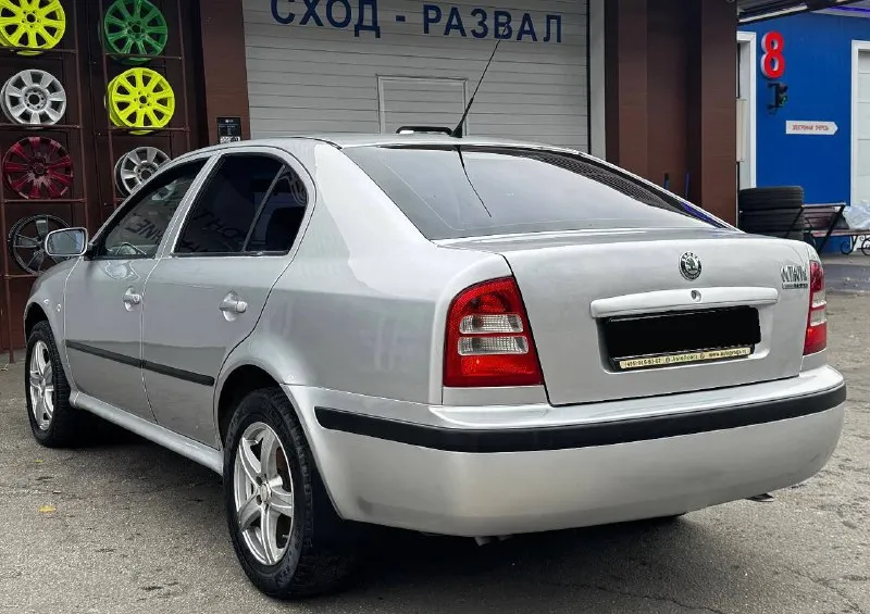 Продам skoda octavia tour 1.6 автомобиль в отличном состоянии без дефектов (гнили, коррозии, ржавчин и тд. ) за все время эксплуатации у автомобиля 2 собственника. большую часть простояла в теплом гараже. пробег:170.000 км бережное использование автомобиль не участвовал в дорожно транспортных происшествиях (без дтп) днище и пороги абсолютно целое без дыр и тд. техническая часть:без посторонних звуков и без вложений. год выпуска:2007 объем двигателя:1.6 кпп:механика 5-ти ступка привод:передний комплектация:рабочий кондиционер, усилитель руля (гур), центральный замок, электрорегулируемые зеркала, обогрев зеркал, передние электростеклоподъёмники, регулировка рулевой колонки, регулировка сидений по высоте, массажные передние сидения, хорошая акустика, обогревы стекла, подушка безопасности airbag, диски радиусом 16r резина зима michelin, сервисные книги. стоимость:625.000₽ хороший торг строго возле автомобиля. контактный номер телефона: +79494 📲 tg: 🦎 📞 звоните: +7(949)4166360 - фотография - 5