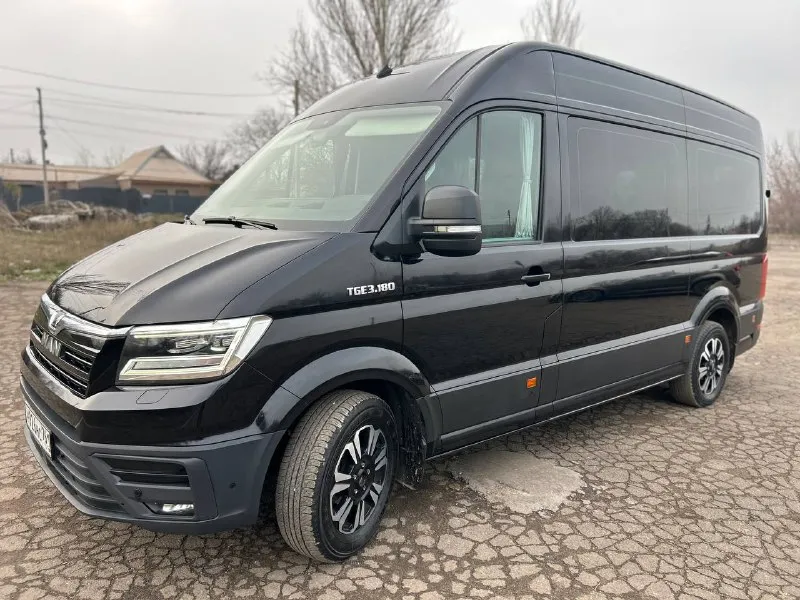 Продам man tge 3.180 он же vw crafter. 2019/09 г. выпуска. 2.0 tdi 178л. с, коробка asin 8 ст. оригинальный пробег 243 450 т. км. оригинальный пассажир 8+1,на самой полной комплектации, два кондиционера, две печки, заводская вэбасто, запускается с пульта дистанционно, парктроники в круг, адаптивный круиз контроль, удержание по полосам, датчики мёртвых зон, авто свет, авто дальний, датчики дождя, мульти руль, подогрев сидений, оригинальная магнитола с функцией подключения carplay, камера заднего вида, электро подножка, датчики экстренного торможения спереди и сзади, фаркоп. автомобиль находится в отличном состоянии как внешне так и технически, ничего делать ненужно. цена 4 620 000. т. руб. обращаться по тел. +79493270649 +79896240619. - фотография - 1