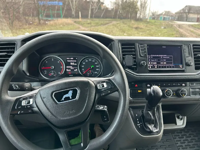 Продам man tge 3.180 он же vw crafter. 2019/09 г. выпуска. 2.0 tdi 178л. с, коробка asin 8 ст. оригинальный пробег 243 450 т. км. оригинальный пассажир 8+1,на самой полной комплектации, два кондиционера, две печки, заводская вэбасто, запускается с пульта дистанционно, парктроники в круг, адаптивный круиз контроль, удержание по полосам, датчики мёртвых зон, авто свет, авто дальний, датчики дождя, мульти руль, подогрев сидений, оригинальная магнитола с функцией подключения carplay, камера заднего вида, электро подножка, датчики экстренного торможения спереди и сзади, фаркоп. автомобиль находится в отличном состоянии как внешне так и технически, ничего делать ненужно. цена 4 620 000. т. руб. обращаться по тел. +79493270649 +79896240619. - фотография - 2