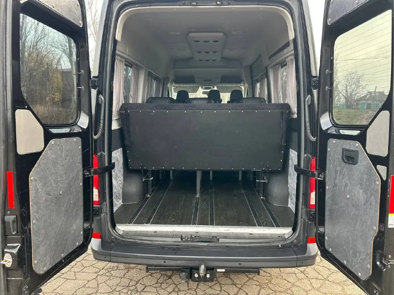 Продам man tge 3.180 он же vw crafter. 2019/09 г. выпуска. 2.0 tdi 178л. с, коробка asin 8 ст. оригинальный пробег 243 450 т. км. оригинальный пассажир 8+1,на самой полной комплектации, два кондиционера, две печки, заводская вэбасто, запускается с пульта дистанционно, парктроники в круг, адаптивный круиз контроль, удержание по полосам, датчики мёртвых зон, авто свет, авто дальний, датчики дождя, мульти руль, подогрев сидений, оригинальная магнитола с функцией подключения carplay, камера заднего вида, электро подножка, датчики экстренного торможения спереди и сзади, фаркоп. автомобиль находится в отличном состоянии как внешне так и технически, ничего делать ненужно. цена 4 620 000. т. руб. обращаться по тел. +79493270649 +79896240619. - фотография - 3