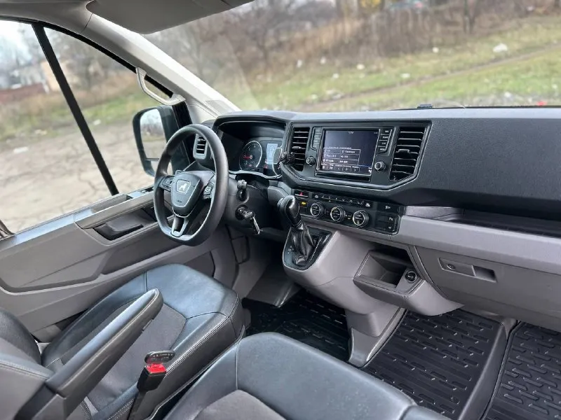 Продам man tge 3.180 он же vw crafter. 2019/09 г. выпуска. 2.0 tdi 178л. с, коробка asin 8 ст. оригинальный пробег 243 450 т. км. оригинальный пассажир 8+1,на самой полной комплектации, два кондиционера, две печки, заводская вэбасто, запускается с пульта дистанционно, парктроники в круг, адаптивный круиз контроль, удержание по полосам, датчики мёртвых зон, авто свет, авто дальний, датчики дождя, мульти руль, подогрев сидений, оригинальная магнитола с функцией подключения carplay, камера заднего вида, электро подножка, датчики экстренного торможения спереди и сзади, фаркоп. автомобиль находится в отличном состоянии как внешне так и технически, ничего делать ненужно. цена 4 620 000. т. руб. обращаться по тел. +79493270649 +79896240619. - фотография - 5