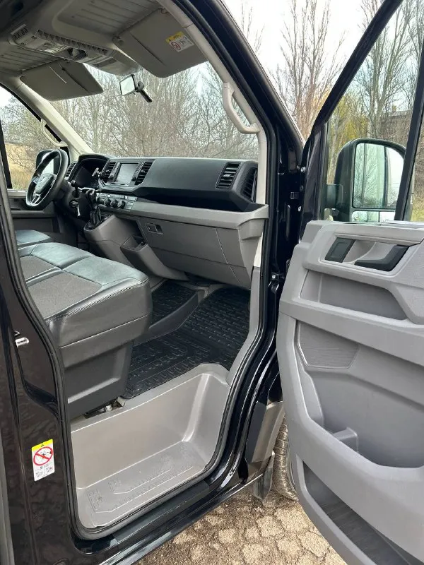 Продам man tge 3.180 он же vw crafter. 2019/09 г. выпуска. 2.0 tdi 178л. с, коробка asin 8 ст. оригинальный пробег 243 450 т. км. оригинальный пассажир 8+1,на самой полной комплектации, два кондиционера, две печки, заводская вэбасто, запускается с пульта дистанционно, парктроники в круг, адаптивный круиз контроль, удержание по полосам, датчики мёртвых зон, авто свет, авто дальний, датчики дождя, мульти руль, подогрев сидений, оригинальная магнитола с функцией подключения carplay, камера заднего вида, электро подножка, датчики экстренного торможения спереди и сзади, фаркоп. автомобиль находится в отличном состоянии как внешне так и технически, ничего делать ненужно. цена 4 620 000. т. руб. обращаться по тел. +79493270649 +79896240619. - фотография - 6