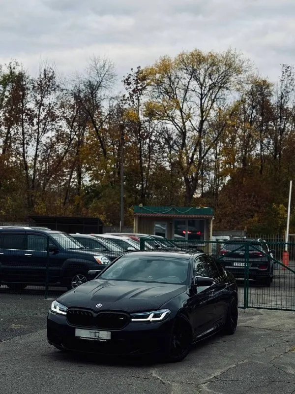 Продам bmw g30 530d xdrive мотор b57 пробег 171.000 комплектация м sport pro: сидения с вентиляцией, задние с подогревом, память сидений, парктроники, камера заднего вида, 3 ключа один из них смарт, черный потолок, переодета в м5ф90, m тормоза, на учет станет без проблема, могу присутствовать в мрэо, диски 20 оригинал vorsteiner ковка, в комплекте 18 оригинальные на хорошей зимней резине. рассмотрю варианты обмена. в приоритете х5, х3. цена 3.700.000 номер +79496177917 - фотография - 2