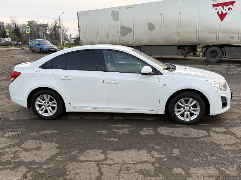 Продам : chevrolet cruze 2013 год, 1.6 мт, 262.000 км. цена : 620.000 руб торг комплект летней, зимней резины г. волноваха, могу выехать в донецк. на все вопросы отвечу в личку 89790273126 - фотография - 3