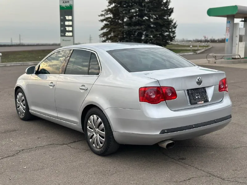 ❗продам volkswagen jetta 5❗ usa 🇺🇸 год выпуска 2005,мотор 2.5 (бензин, атмосферник), коробка: автомат (простой и надежный aisin), пробег: 280.000км ✅цена: 750.000 руб торг 📑 юридически абсолютно чистая, любое переоформление без проблем! 3 хозяина по птс ♻автомобиль в отличном состоянии. мотор в идеале, коробка тоже (переключает плавно без рывков и пинков), ходовая вся мягкая и сбитая. кузов в идеальном состоянии, без рыжиков и сколов. ♻комплектация: кожаный салон, климат контроль, круиз контроль, 4х режимный подогрев сидений, усилитель руля, стеклоподъемники,8 подушек безопасности, abs, esp. 🏠осмотр днр, г. амвросиевка ☎️подробности по телефону: +79493060188 (whatsapp, telegram) связь плохая, если будет выключен, то звоните сюда: +79885749747 - фотография - 2