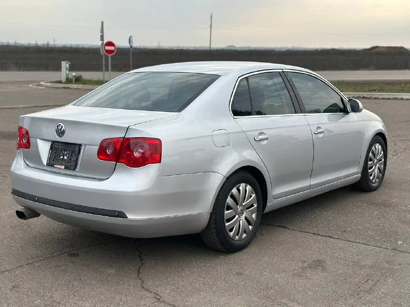 ❗продам volkswagen jetta 5❗ usa 🇺🇸 год выпуска 2005,мотор 2.5 (бензин, атмосферник), коробка: автомат (простой и надежный aisin), пробег: 280.000км ✅цена: 750.000 руб торг 📑 юридически абсолютно чистая, любое переоформление без проблем! 3 хозяина по птс ♻автомобиль в отличном состоянии. мотор в идеале, коробка тоже (переключает плавно без рывков и пинков), ходовая вся мягкая и сбитая. кузов в идеальном состоянии, без рыжиков и сколов. ♻комплектация: кожаный салон, климат контроль, круиз контроль, 4х режимный подогрев сидений, усилитель руля, стеклоподъемники,8 подушек безопасности, abs, esp. 🏠осмотр днр, г. амвросиевка ☎️подробности по телефону: +79493060188 (whatsapp, telegram) связь плохая, если будет выключен, то звоните сюда: +79885749747 - фотография - 3