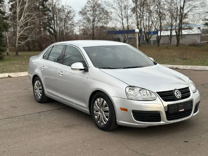 ❗продам volkswagen jetta 5❗ usa 🇺🇸 год выпуска 2005,мотор 2.5 (бензин, атмосферник), коробка: автомат (простой и надежный aisin), пробег: 280.000км ✅цена: 750.000 руб торг 📑 юридически абсолютно чистая, любое переоформление без проблем! 3 хозяина по птс ♻автомобиль в отличном состоянии. мотор в идеале, коробка тоже (переключает плавно без рывков и пинков), ходовая вся мягкая и сбитая. кузов в идеальном состоянии, без рыжиков и сколов. ♻комплектация: кожаный салон, климат контроль, круиз контроль, 4х режимный подогрев сидений, усилитель руля, стеклоподъемники,8 подушек безопасности, abs, esp. 🏠осмотр днр, г. амвросиевка ☎️подробности по телефону: +79493060188 (whatsapp, telegram) связь плохая, если будет выключен, то звоните сюда: +79885749747 - фотография - 4