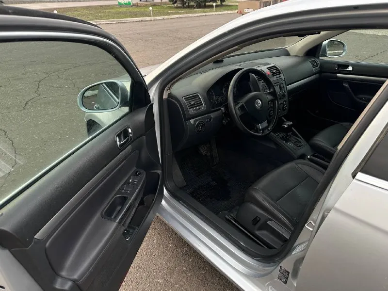 ❗продам volkswagen jetta 5❗ usa 🇺🇸 год выпуска 2005,мотор 2.5 (бензин, атмосферник), коробка: автомат (простой и надежный aisin), пробег: 280.000км ✅цена: 750.000 руб торг 📑 юридически абсолютно чистая, любое переоформление без проблем! 3 хозяина по птс ♻автомобиль в отличном состоянии. мотор в идеале, коробка тоже (переключает плавно без рывков и пинков), ходовая вся мягкая и сбитая. кузов в идеальном состоянии, без рыжиков и сколов. ♻комплектация: кожаный салон, климат контроль, круиз контроль, 4х режимный подогрев сидений, усилитель руля, стеклоподъемники,8 подушек безопасности, abs, esp. 🏠осмотр днр, г. амвросиевка ☎️подробности по телефону: +79493060188 (whatsapp, telegram) связь плохая, если будет выключен, то звоните сюда: +79885749747 - фотография - 5