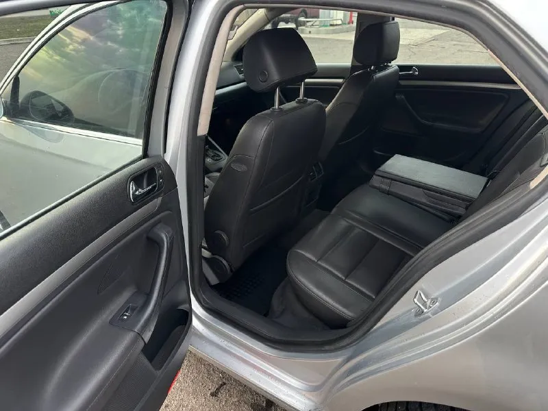 ❗продам volkswagen jetta 5❗ usa 🇺🇸 год выпуска 2005,мотор 2.5 (бензин, атмосферник), коробка: автомат (простой и надежный aisin), пробег: 280.000км ✅цена: 750.000 руб торг 📑 юридически абсолютно чистая, любое переоформление без проблем! 3 хозяина по птс ♻автомобиль в отличном состоянии. мотор в идеале, коробка тоже (переключает плавно без рывков и пинков), ходовая вся мягкая и сбитая. кузов в идеальном состоянии, без рыжиков и сколов. ♻комплектация: кожаный салон, климат контроль, круиз контроль, 4х режимный подогрев сидений, усилитель руля, стеклоподъемники,8 подушек безопасности, abs, esp. 🏠осмотр днр, г. амвросиевка ☎️подробности по телефону: +79493060188 (whatsapp, telegram) связь плохая, если будет выключен, то звоните сюда: +79885749747 - фотография - 6