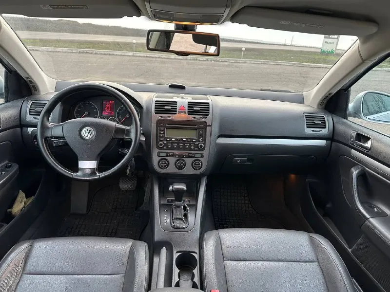 ❗продам volkswagen jetta 5❗ usa 🇺🇸 год выпуска 2005,мотор 2.5 (бензин, атмосферник), коробка: автомат (простой и надежный aisin), пробег: 280.000км ✅цена: 750.000 руб торг 📑 юридически абсолютно чистая, любое переоформление без проблем! 3 хозяина по птс ♻автомобиль в отличном состоянии. мотор в идеале, коробка тоже (переключает плавно без рывков и пинков), ходовая вся мягкая и сбитая. кузов в идеальном состоянии, без рыжиков и сколов. ♻комплектация: кожаный салон, климат контроль, круиз контроль, 4х режимный подогрев сидений, усилитель руля, стеклоподъемники,8 подушек безопасности, abs, esp. 🏠осмотр днр, г. амвросиевка ☎️подробности по телефону: +79493060188 (whatsapp, telegram) связь плохая, если будет выключен, то звоните сюда: +79885749747 - фотография - 7