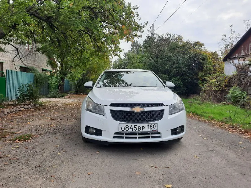 Продам автомобиль шевроле круз 2012 год. двигатель 1.8. акпп автомат. пробег 226тыс. км два хозяина. без дтп. зелёная автотека. авто ухоженный и по технике обслуженный. по докам всё норм. без штрафов и запретов. осмотр в мариуполе цена 845 тысяч. торг. +79495247211,+79493746506 - фотография - 2