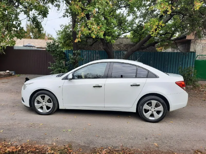 Продам автомобиль шевроле круз 2012 год. двигатель 1.8. акпп автомат. пробег 226тыс. км два хозяина. без дтп. зелёная автотека. авто ухоженный и по технике обслуженный. по докам всё норм. без штрафов и запретов. осмотр в мариуполе цена 845 тысяч. торг. +79495247211,+79493746506 - фотография - 6