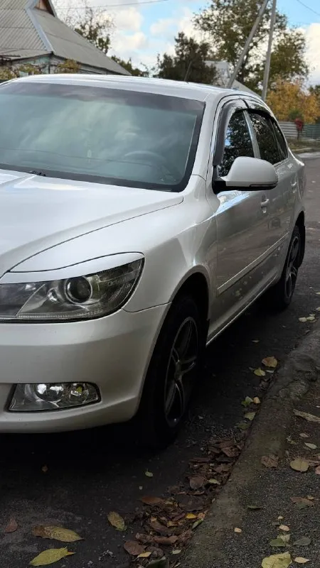 Продам skoda octavia a5 (рестайлинг) я собственник !!! год выпуска: 2011 двигатель: 1.6 пробег: 330.000 коробка передач: механическая 5-ступ богатая комплектация: • датчики света • электрорегулировка зеркал • электроподъёмники - автоматические • кондиционер - работает четко • круиз-контроль • мультируль цена 835.000 - торг у капота машина находится комсомольское. старобешевский район все вопросы по телефону +79495761932 📲 tg: @siilentxx 📞 звоните: +7(949)5761932 - фотография - 3
