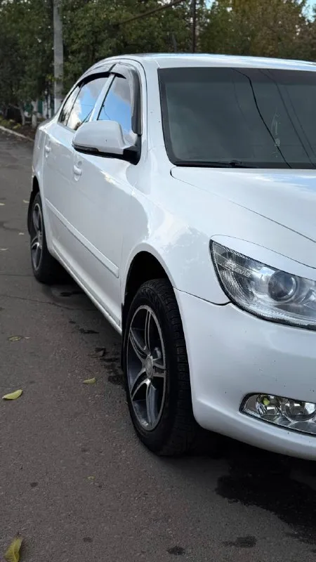 Продам skoda octavia a5 (рестайлинг) я собственник !!! год выпуска: 2011 двигатель: 1.6 пробег: 330.000 коробка передач: механическая 5-ступ богатая комплектация: • датчики света • электрорегулировка зеркал • электроподъёмники - автоматические • кондиционер - работает четко • круиз-контроль • мультируль цена 835.000 - торг у капота машина находится комсомольское. старобешевский район все вопросы по телефону +79495761932 📲 tg: @siilentxx 📞 звоните: +7(949)5761932 - фотография - 4