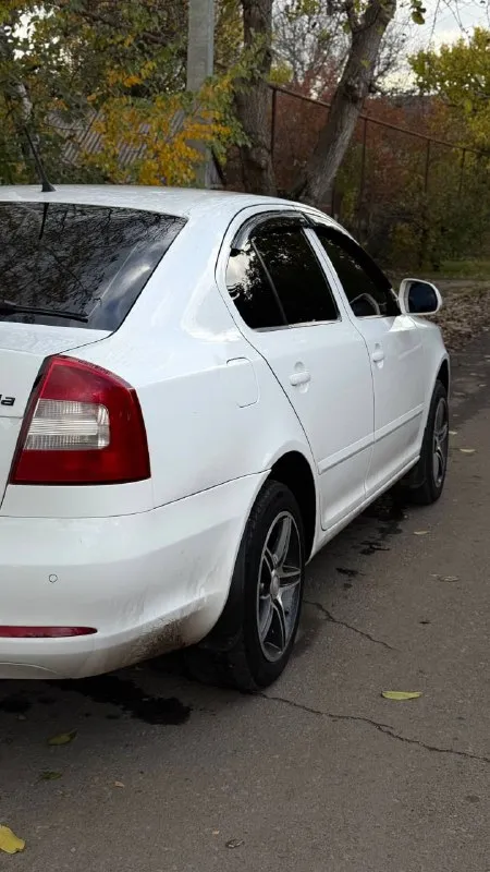 Продам skoda octavia a5 (рестайлинг) я собственник !!! год выпуска: 2011 двигатель: 1.6 пробег: 330.000 коробка передач: механическая 5-ступ богатая комплектация: • датчики света • электрорегулировка зеркал • электроподъёмники - автоматические • кондиционер - работает четко • круиз-контроль • мультируль цена 835.000 - торг у капота машина находится комсомольское. старобешевский район все вопросы по телефону +79495761932 📲 tg: @siilentxx 📞 звоните: +7(949)5761932 - фотография - 5