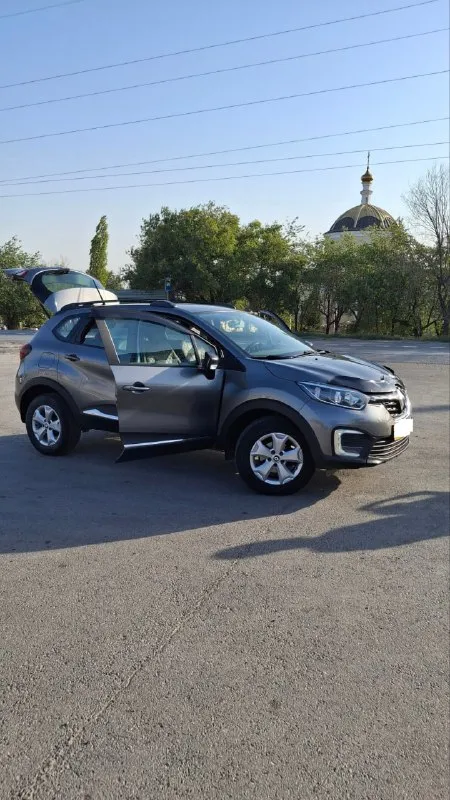 Продаётся renault kaptur 1.6 cvt 2021 — надёжный и комфортный кроссовер! пробег 41 500 км, один владелец, эптс, всё обслуживание у официального дилера. комплектация style с мультимедиа, сенсорным экраном, подогревом сидений и климат-контролем. двигатель 1.6 л, 114 л. с., вариатор x-tronic — плавная езда в городе и на трассе. машина в заводской окраске без повреждений, свежая замена масла на 33 600 км. в подарок зимние колеса на дисках и рейлинги. автомобиль в отличном состоянии, вложений не требует — сел и поехал. обмен не интересует, перекупам просьба не беспокоить. идеальный вариант для тех, кто ищет ухоженный, экономичный и практичный кроссовер. просмотр в ростове-на-дону. +79197106474 - фотография - 5
