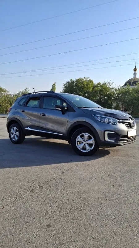 Продаётся renault kaptur 1.6 cvt 2021 — надёжный и комфортный кроссовер! пробег 41 500 км, один владелец, эптс, всё обслуживание у официального дилера. комплектация style с мультимедиа, сенсорным экраном, подогревом сидений и климат-контролем. двигатель 1.6 л, 114 л. с., вариатор x-tronic — плавная езда в городе и на трассе. машина в заводской окраске без повреждений, свежая замена масла на 33 600 км. в подарок зимние колеса на дисках и рейлинги. автомобиль в отличном состоянии, вложений не требует — сел и поехал. обмен не интересует, перекупам просьба не беспокоить. идеальный вариант для тех, кто ищет ухоженный, экономичный и практичный кроссовер. просмотр в ростове-на-дону. +79197106474 - фотография - 6