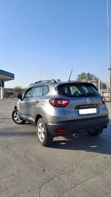 Продаётся renault kaptur 1.6 cvt 2021 — надёжный и комфортный кроссовер! пробег 41 500 км, один владелец, эптс, всё обслуживание у официального дилера. комплектация style с мультимедиа, сенсорным экраном, подогревом сидений и климат-контролем. двигатель 1.6 л, 114 л. с., вариатор x-tronic — плавная езда в городе и на трассе. машина в заводской окраске без повреждений, свежая замена масла на 33 600 км. в подарок зимние колеса на дисках и рейлинги. автомобиль в отличном состоянии, вложений не требует — сел и поехал. обмен не интересует, перекупам просьба не беспокоить. идеальный вариант для тех, кто ищет ухоженный, экономичный и практичный кроссовер. просмотр в ростове-на-дону. +79197106474 - фотография - 7