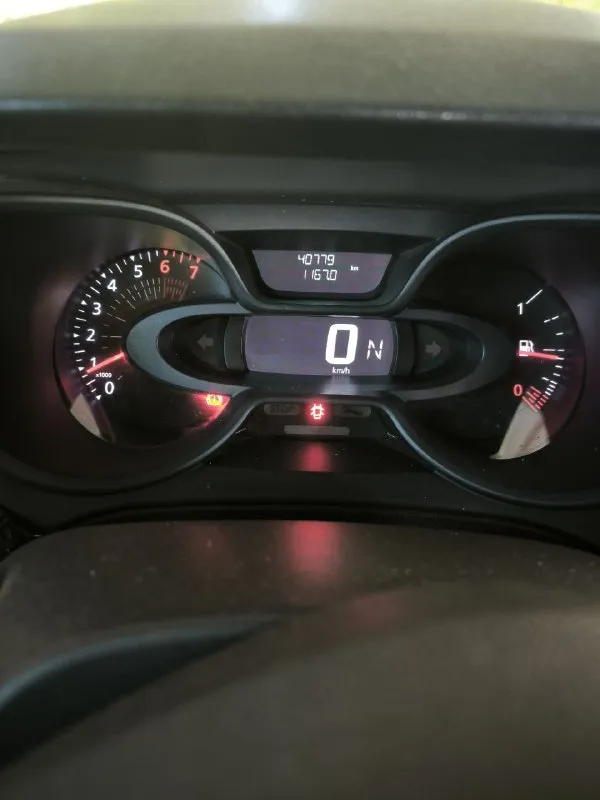 Продаётся renault kaptur 1.6 cvt 2021 — надёжный и комфортный кроссовер! пробег 41 500 км, один владелец, эптс, всё обслуживание у официального дилера. комплектация style с мультимедиа, сенсорным экраном, подогревом сидений и климат-контролем. двигатель 1.6 л, 114 л. с., вариатор x-tronic — плавная езда в городе и на трассе. машина в заводской окраске без повреждений, свежая замена масла на 33 600 км. в подарок зимние колеса на дисках и рейлинги. автомобиль в отличном состоянии, вложений не требует — сел и поехал. обмен не интересует, перекупам просьба не беспокоить. идеальный вариант для тех, кто ищет ухоженный, экономичный и практичный кроссовер. просмотр в ростове-на-дону. +79197106474 - фотография - 9