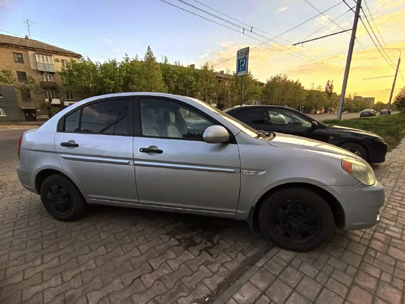 В продаже hyundai verna (accent) 1.4 автомат, 2006г. пробег 280000 км. машина в хорошем состоянии, все расходники менялись вовремя (чеки и заказ-наряды предоставлю). владею машиной 2 года, я 4-й владелец. по мотору и коробке нареканий нет. из последнего, неделю назад заменил масло в двигателе и обслужил тормоза. полгода назад сменил аккумулятор. есть мелкие коцки на бамперах, в серьёзных дтп никогда не участвовала. по электрике работает абсолютно всё. для удобства установлен парктроник. езжу на ней каждый день, никогда не подводит. надёжная, как топор. расход трасса-город 7 литров на 100км. очень достойный вариант для первого автомобиля. хороший торг! 580000р г. донецк +79493401937 - фотография - 2