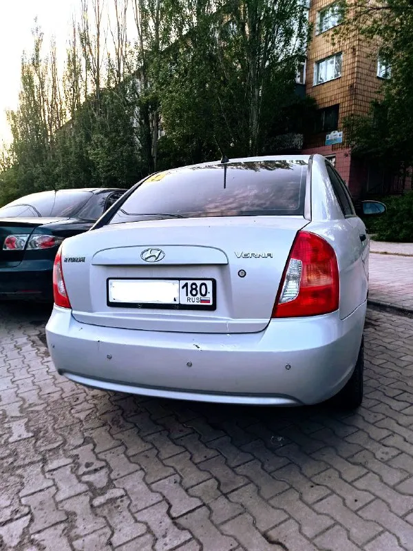 В продаже hyundai verna (accent) 1.4 автомат, 2006г. пробег 280000 км. машина в хорошем состоянии, все расходники менялись вовремя (чеки и заказ-наряды предоставлю). владею машиной 2 года, я 4-й владелец. по мотору и коробке нареканий нет. из последнего, неделю назад заменил масло в двигателе и обслужил тормоза. полгода назад сменил аккумулятор. есть мелкие коцки на бамперах, в серьёзных дтп никогда не участвовала. по электрике работает абсолютно всё. для удобства установлен парктроник. езжу на ней каждый день, никогда не подводит. надёжная, как топор. расход трасса-город 7 литров на 100км. очень достойный вариант для первого автомобиля. хороший торг! 580000р г. донецк +79493401937 - фотография - 3