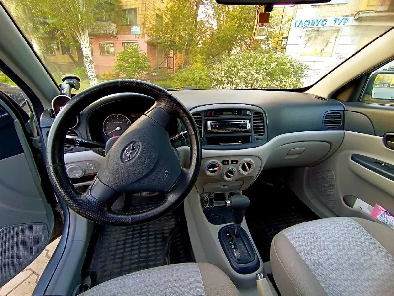 В продаже hyundai verna (accent) 1.4 автомат, 2006г. пробег 280000 км. машина в хорошем состоянии, все расходники менялись вовремя (чеки и заказ-наряды предоставлю). владею машиной 2 года, я 4-й владелец. по мотору и коробке нареканий нет. из последнего, неделю назад заменил масло в двигателе и обслужил тормоза. полгода назад сменил аккумулятор. есть мелкие коцки на бамперах, в серьёзных дтп никогда не участвовала. по электрике работает абсолютно всё. для удобства установлен парктроник. езжу на ней каждый день, никогда не подводит. надёжная, как топор. расход трасса-город 7 литров на 100км. очень достойный вариант для первого автомобиля. хороший торг! 580000р г. донецк +79493401937 - фотография - 4