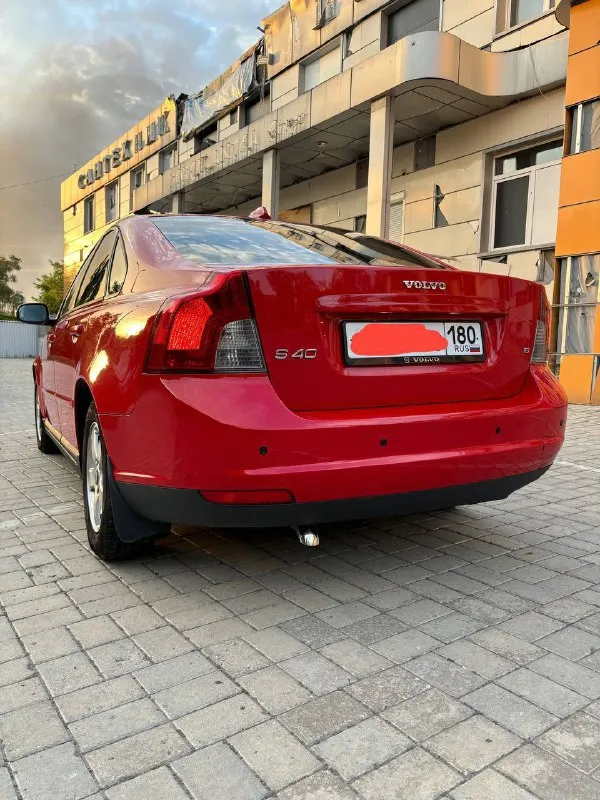 Продаётся volvo s40 с двигателем 1.6, 2008 г. в. коробка: механическая - пробег: 190 000 км владею машиной 3 года, проводили своевременное то, провели замену ремня грм на пробеге 178 т. км. новый аккумулятор. машина в родном заводском окрасе. салон без повреждений. отдаю также 4 комплекта резины (2 - зима и 2 - лето). 💰 цена: 850 000 руб. — торг уместен. 📲 звоните/пишите (отвечу в тг): +79494270141 машина в хорошем состоянии, готова к эксплуатации. переходите в лс или звоните — отвечу на все вопросы! volvo 📲 tg: @elyxa_s 📞 звоните: +7(949)4270141 - фотография - 2
