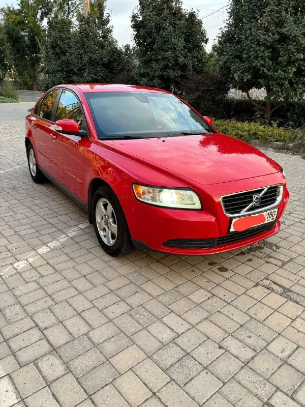 Продаётся volvo s40 с двигателем 1.6, 2008 г. в. коробка: механическая - пробег: 190 000 км владею машиной 3 года, проводили своевременное то, провели замену ремня грм на пробеге 178 т. км. новый аккумулятор. машина в родном заводском окрасе. салон без повреждений. отдаю также 4 комплекта резины (2 - зима и 2 - лето). 💰 цена: 850 000 руб. — торг уместен. 📲 звоните/пишите (отвечу в тг): +79494270141 машина в хорошем состоянии, готова к эксплуатации. переходите в лс или звоните — отвечу на все вопросы! volvo 📲 tg: @elyxa_s 📞 звоните: +7(949)4270141 - фотография - 3