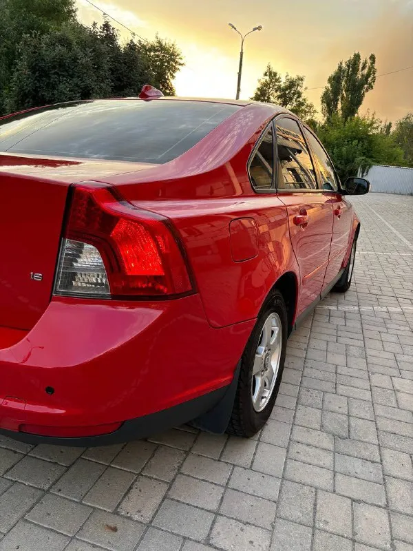 Продаётся volvo s40 с двигателем 1.6, 2008 г. в. коробка: механическая - пробег: 190 000 км владею машиной 3 года, проводили своевременное то, провели замену ремня грм на пробеге 178 т. км. новый аккумулятор. машина в родном заводском окрасе. салон без повреждений. отдаю также 4 комплекта резины (2 - зима и 2 - лето). 💰 цена: 850 000 руб. — торг уместен. 📲 звоните/пишите (отвечу в тг): +79494270141 машина в хорошем состоянии, готова к эксплуатации. переходите в лс или звоните — отвечу на все вопросы! volvo 📲 tg: @elyxa_s 📞 звоните: +7(949)4270141 - фотография - 4