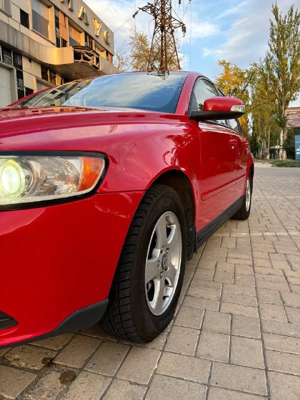 Продаётся volvo s40 с двигателем 1.6, 2008 г. в. коробка: механическая - пробег: 190 000 км владею машиной 3 года, проводили своевременное то, провели замену ремня грм на пробеге 178 т. км. новый аккумулятор. машина в родном заводском окрасе. салон без повреждений. отдаю также 4 комплекта резины (2 - зима и 2 - лето). 💰 цена: 850 000 руб. — торг уместен. 📲 звоните/пишите (отвечу в тг): +79494270141 машина в хорошем состоянии, готова к эксплуатации. переходите в лс или звоните — отвечу на все вопросы! volvo 📲 tg: @elyxa_s 📞 звоните: +7(949)4270141 - фотография - 5