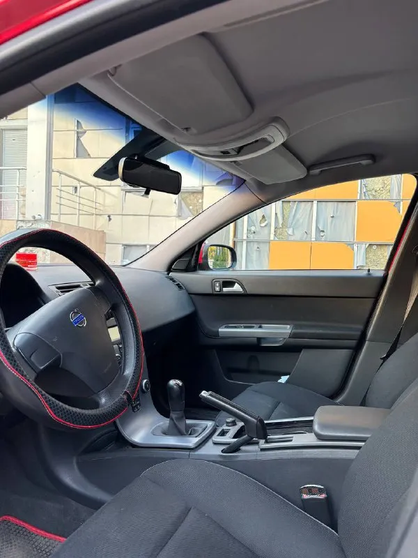 Продаётся volvo s40 с двигателем 1.6, 2008 г. в. коробка: механическая - пробег: 190 000 км владею машиной 3 года, проводили своевременное то, провели замену ремня грм на пробеге 178 т. км. новый аккумулятор. машина в родном заводском окрасе. салон без повреждений. отдаю также 4 комплекта резины (2 - зима и 2 - лето). 💰 цена: 850 000 руб. — торг уместен. 📲 звоните/пишите (отвечу в тг): +79494270141 машина в хорошем состоянии, готова к эксплуатации. переходите в лс или звоните — отвечу на все вопросы! volvo 📲 tg: @elyxa_s 📞 звоните: +7(949)4270141 - фотография - 7