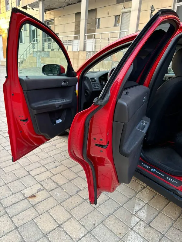 Продаётся volvo s40 с двигателем 1.6, 2008 г. в. коробка: механическая - пробег: 190 000 км владею машиной 3 года, проводили своевременное то, провели замену ремня грм на пробеге 178 т. км. новый аккумулятор. машина в родном заводском окрасе. салон без повреждений. отдаю также 4 комплекта резины (2 - зима и 2 - лето). 💰 цена: 850 000 руб. — торг уместен. 📲 звоните/пишите (отвечу в тг): +79494270141 машина в хорошем состоянии, готова к эксплуатации. переходите в лс или звоните — отвечу на все вопросы! volvo 📲 tg: @elyxa_s 📞 звоните: +7(949)4270141 - фотография - 8