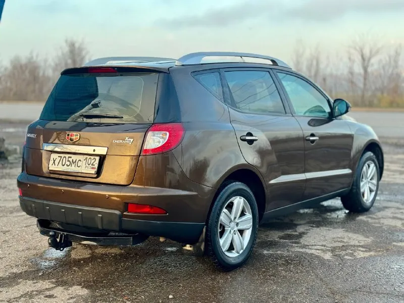 Продам geely emgrand x7 2015г 101 тыс. родного пробега 2.0 мкпп (японский мотор) без дтп просторный, высокий и не прихотливый в обслуживании автомобиль техническая часть в отличном состоянии, мотор, трансмиссия и ходовая вложений никаких не требует! кузов в отличном состоянии, в очень красивом темно-коричневом цвете! без гнили и ржавчины! в хорошей комплектации: - кожаный мульти-руль - датчик света - полный электропакет - даводчики стекл - подогревы - задний ряд селений с регулировками спинки и седла - линзованная оптика + led туманки и тд. юридически автомобиль полностью чистый! любые проверки и переоформления! цена - 760.000 рублей торг по всем вопросам отвечу по телефону или в сообщений tg; wa +79591014477 📞 звоните: +7(959)1014477 - фотография - 5