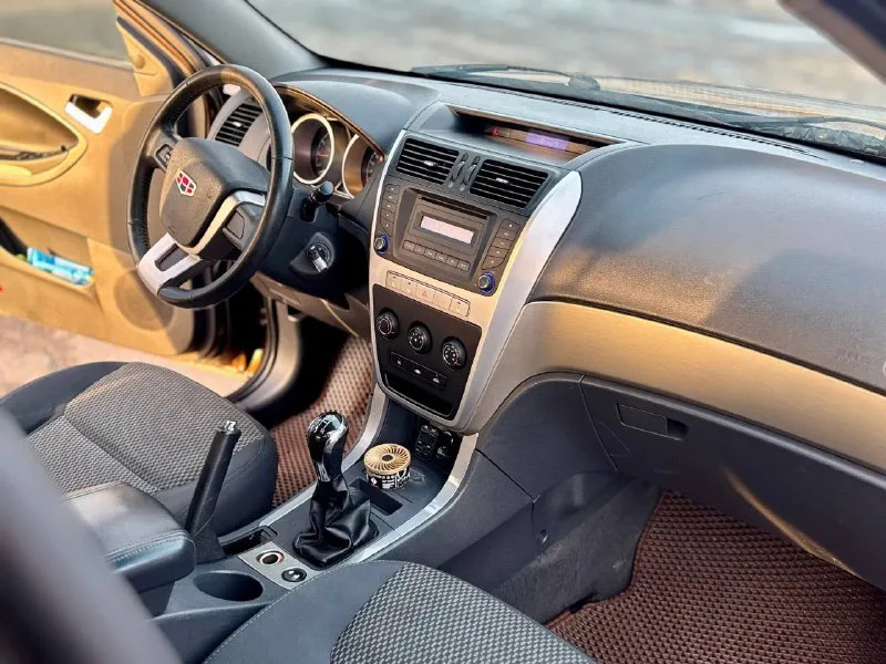 Продам geely emgrand x7 2015г 101 тыс. родного пробега 2.0 мкпп (японский мотор) без дтп просторный, высокий и не прихотливый в обслуживании автомобиль техническая часть в отличном состоянии, мотор, трансмиссия и ходовая вложений никаких не требует! кузов в отличном состоянии, в очень красивом темно-коричневом цвете! без гнили и ржавчины! в хорошей комплектации: - кожаный мульти-руль - датчик света - полный электропакет - даводчики стекл - подогревы - задний ряд селений с регулировками спинки и седла - линзованная оптика + led туманки и тд. юридически автомобиль полностью чистый! любые проверки и переоформления! цена - 760.000 рублей торг по всем вопросам отвечу по телефону или в сообщений tg; wa +79591014477 📞 звоните: +7(959)1014477 - фотография - 8